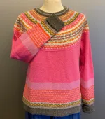 Eribé - Færø Pullover Cerise, alpine, fiesta, pink, cerise, lyserød, hindbær, raspberry, feminin, rosenrød, cerise, delikat, fin, feminin, dæmpet, diskret, strathfort, eribé færøstrik, færø pullover, strik, fintstrikket, tynd, lun, feminin, klassisk, trøje, striktrøje, til piger, til damer, damestrik, strikketrøje, sweater, angora, bærestykke, rundstrikket, lun, blød, kradser ikke, lækker, kvalitet, speciel, flot, smuk, skotsk, færøerne, skotland, ribe, biti