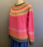 Eribé - Færø Pullover Cerise, alpine, fiesta, pink, cerise, lyserød, hindbær, raspberry, feminin, rosenrød, cerise, delikat, fin, feminin, dæmpet, diskret, strathfort, eribé færøstrik, færø pullover, strik, fintstrikket, tynd, lun, feminin, klassisk, trøje, striktrøje, til piger, til damer, damestrik, strikketrøje, sweater, angora, bærestykke, rundstrikket, lun, blød, kradser ikke, lækker, kvalitet, speciel, flot, smuk, skotsk, færøerne, skotland, ribe, biti