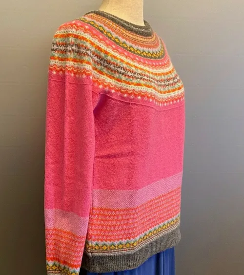 Eribé - Færø Pullover Cerise, alpine, fiesta, pink, cerise, lyserød, hindbær, raspberry, feminin, rosenrød, cerise, delikat, fin, feminin, dæmpet, diskret, strathfort, eribé færøstrik, færø pullover, strik, fintstrikket, tynd, lun, feminin, klassisk, trøje, striktrøje, til piger, til damer, damestrik, strikketrøje, sweater, angora, bærestykke, rundstrikket, lun, blød, kradser ikke, lækker, kvalitet, speciel, flot, smuk, skotsk, færøerne, skotland, ribe, biti