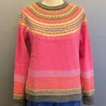 Eribé - Færø Pullover Cerise, alpine, fiesta, pink, cerise, lyserød, hindbær, raspberry, feminin, rosenrød, cerise, delikat, fin, feminin, dæmpet, diskret, strathfort, eribé færøstrik, færø pullover, strik, fintstrikket, tynd, lun, feminin, klassisk, trøje, striktrøje, til piger, til damer, damestrik, strikketrøje, sweater, angora, bærestykke, rundstrikket, lun, blød, kradser ikke, lækker, kvalitet, speciel, flot, smuk, skotsk, færøerne, skotland, ribe, biti