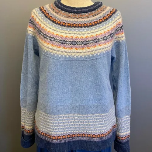 Eribé - Færø Pullover Lyseblå, iris, blå, diskret, dæmpede, farver, delikat, fin, feminin, dæmpet, diskret, strathfort, eribé færøstrik, færø pullover, strik, fintstrikket, tynd, lun, feminin, klassisk, trøje, striktrøje, til piger, til damer, damestrik, strikketrøje, sweater, angora, bærestykke, rundstrikket, lun, blød, kradser ikke, lækker, kvalitet, speciel, flot, smuk, skotsk, færøerne, skotland, ribe, biti,
