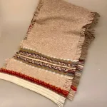 Eribe Strikket Tørklæde Uld Beige Sand, efterårsfarver, autumn, finch, lyst, lyse, farver, neutral, klassisk, stil, sjal, langt, frynser, fintstrikket, ren, uld, blødt, lækkert, kvalitet, skotsk, luksus, elegant, smart, særligt, gave, gaveide, accessoires, tilbehør, tørklæde, strikket, let, lunt, biti, ribe