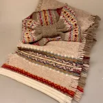 Eribé Pandebånd & Halsedisse Lambswool - Autumn Grå, Eribe Strikket Tørklæde Uld Beige Sand, efterårsfarver, autumn, finch, lyst, lyse, farver, neutral, klassisk, stil, sjal, langt, frynser, fintstrikket, ren, uld, blødt, lækkert, kvalitet, skotsk, luksus, elegant, smart, særligt, gave, gaveide, accessoires, tilbehør, tørklæde, strikket, let, lunt, biti, ribe