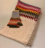 Eribe Strikket Tørklæde Uld Beige Sand, efterårsfarver, autumn, finch, lyst, lyse, farver, neutral, klassisk, stil, sjal, langt, frynser, fintstrikket, ren, uld, blødt, lækkert, kvalitet, skotsk, luksus, elegant, smart, særligt, gave, gaveide, accessoires, tilbehør, tørklæde, strikket, let, lunt, biti, ribe