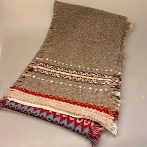 Eribe Strikket Tørklæde Uld Beige Sand, efterårsfarver, autumn, finch, lyst, lyse, farver, neutral, klassisk, stil, sjal, langt, frynser, fintstrikket, ren, uld, blødt, lækkert, kvalitet, skotsk, luksus, elegant, smart, særligt, gave, gaveide, accessoires, tilbehør, tørklæde, strikket, let, lunt, biti, ribe