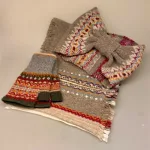 Eribé Pandebånd & Halsedisse Lambswool - Autumn Grå, Eribe Strikket Tørklæde Uld Beige Sand, efterårsfarver, autumn, finch, lyst, lyse, farver, neutral, klassisk, stil, sjal, langt, frynser, fintstrikket, ren, uld, blødt, lækkert, kvalitet, skotsk, luksus, elegant, smart, særligt, gave, gaveide, accessoires, tilbehør, tørklæde, strikket, let, lunt, biti, ribe