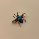 Håndlavet Broche Blå Aften Bi, blue carpenter bee, b 493, lille, bi, sur sur, omkring, bi, bier, honningbi, honningbier, bestøvning, biodiversitet, vild med vilje, natur, haver, blomster, bæredygtighed, insekter, kunst, smykker, broche, brocher, håndlavet, broderi, eksklusiv, særlig, flot, gave, gaveide, naturen, insekter, bio, biodiversitet, vilde, haver, natur, sommerfugl, farverig, regnbuefarvet, kulørt, farveglad, Håndlavet Broche Blå sommerfugl, sommerfuglebroche, smykker med, smykke med, sommerfugle, eksklusive smykker, specielle, særligt, håndlavey, kunst, kunsthåndværk, broche, naturen, insekter, gaveide, gave, særlig gave, ekstraordinær, smuk, smykker, biti, ribe, unika, one of a kind, limited edition, begrænset oplag, kunstrunden, ribe, vadehavet, nationalpark,, broderibe, broderi, festival
