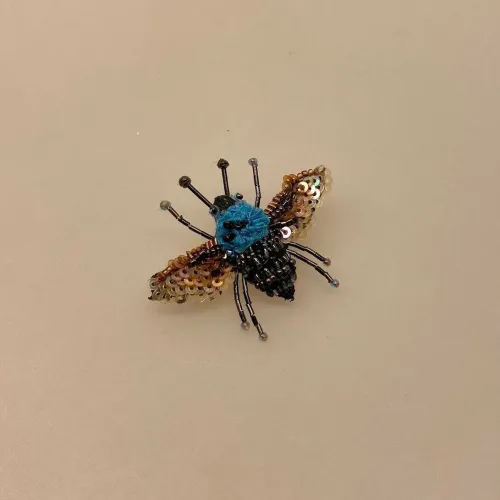Håndlavet Broche Blå Aften Bi, blue carpenter bee, b 493, lille, bi, sur sur, omkring, bi, bier, honningbi, honningbier, bestøvning, biodiversitet, vild med vilje, natur, haver, blomster, bæredygtighed, insekter, kunst, smykker, broche, brocher, håndlavet, broderi, eksklusiv, særlig, flot, gave, gaveide, naturen, insekter, bio, biodiversitet, vilde, haver, natur, sommerfugl, farverig, regnbuefarvet, kulørt, farveglad, Håndlavet Broche Blå sommerfugl, sommerfuglebroche, smykker med, smykke med, sommerfugle, eksklusive smykker, specielle, særligt, håndlavey, kunst, kunsthåndværk, broche, naturen, insekter, gaveide, gave, særlig gave, ekstraordinær, smuk, smykker, biti, ribe, unika, one of a kind, limited edition, begrænset oplag, kunstrunden, ribe, vadehavet, nationalpark,, broderibe, broderi, festival