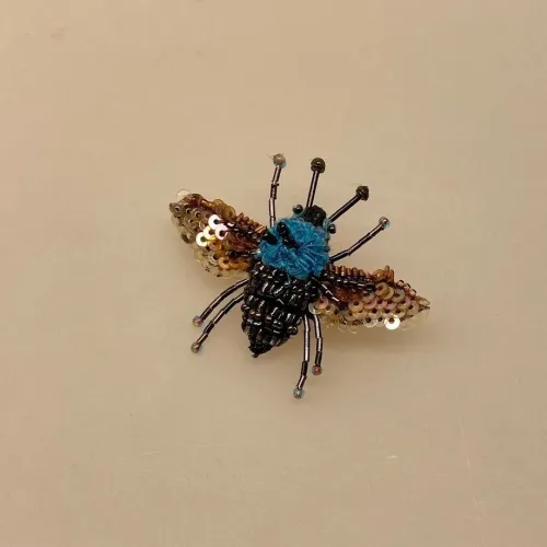 Håndlavet Broche Blå Aften Bi, blue carpenter bee, b 493, lille, bi, sur sur, omkring, bi, bier, honningbi, honningbier, bestøvning, biodiversitet, vild med vilje, natur, haver, blomster, bæredygtighed, insekter, kunst, smykker, broche, brocher, håndlavet, broderi, eksklusiv, særlig, flot, gave, gaveide, naturen, insekter, bio, biodiversitet, vilde, haver, natur, sommerfugl, farverig, regnbuefarvet, kulørt, farveglad, Håndlavet Broche Blå sommerfugl, sommerfuglebroche, smykker med, smykke med, sommerfugle, eksklusive smykker, specielle, særligt, håndlavey, kunst, kunsthåndværk, broche, naturen, insekter, gaveide, gave, særlig gave, ekstraordinær, smuk, smykker, biti, ribe, unika, one of a kind, limited edition, begrænset oplag, kunstrunden, ribe, vadehavet, nationalpark,, broderibe, broderi, festival
