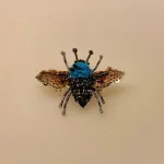Håndlavet Broche Blå Aften Bi, blue carpenter bee, b 493, lille, bi, sur sur, omkring, bi, bier, honningbi, honningbier, bestøvning, biodiversitet, vild med vilje, natur, haver, blomster, bæredygtighed, insekter, kunst, smykker, broche, brocher, håndlavet, broderi, eksklusiv, særlig, flot, gave, gaveide, naturen, insekter, bio, biodiversitet, vilde, haver, natur, sommerfugl, farverig, regnbuefarvet, kulørt, farveglad, Håndlavet Broche Blå sommerfugl, sommerfuglebroche, smykker med, smykke med, sommerfugle, eksklusive smykker, specielle, særligt, håndlavey, kunst, kunsthåndværk, broche, naturen, insekter, gaveide, gave, særlig gave, ekstraordinær, smuk, smykker, biti, ribe, unika, one of a kind, limited edition, begrænset oplag, kunstrunden, ribe, vadehavet, nationalpark,, broderibe, broderi, festival