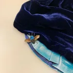 Håndlavet Broche Blå Aften Bi, blue carpenter bee, b 493, lille, bi, sur sur, omkring, bi, bier, honningbi, honningbier, bestøvning, biodiversitet, vild med vilje, natur, haver, blomster, bæredygtighed, insekter, kunst, smykker, broche, brocher, håndlavet, broderi, eksklusiv, særlig, flot, gave, gaveide, naturen, insekter, bio, biodiversitet, vilde, haver, natur, sommerfugl, farverig, regnbuefarvet, kulørt, farveglad, Håndlavet Broche Blå sommerfugl, sommerfuglebroche, smykker med, smykke med, sommerfugle, eksklusive smykker, specielle, særligt, håndlavey, kunst, kunsthåndværk, broche, naturen, insekter, gaveide, gave, særlig gave, ekstraordinær, smuk, smykker, biti, ribe, unika, one of a kind, limited edition, begrænset oplag, kunstrunden, ribe, vadehavet, nationalpark,, broderibe, broderi, festival