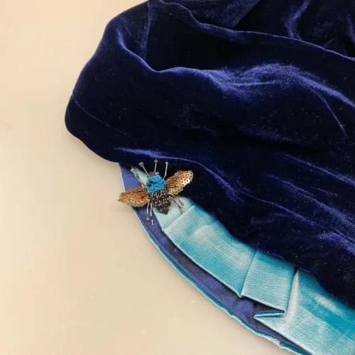 Håndlavet Broche Blå Aften Bi, blue carpenter bee, b 493, lille, bi, sur sur, omkring, bi, bier, honningbi, honningbier, bestøvning, biodiversitet, vild med vilje, natur, haver, blomster, bæredygtighed, insekter, kunst, smykker, broche, brocher, håndlavet, broderi, eksklusiv, særlig, flot, gave, gaveide, naturen, insekter, bio, biodiversitet, vilde, haver, natur, sommerfugl, farverig, regnbuefarvet, kulørt, farveglad, Håndlavet Broche Blå sommerfugl, sommerfuglebroche, smykker med, smykke med, sommerfugle, eksklusive smykker, specielle, særligt, håndlavey, kunst, kunsthåndværk, broche, naturen, insekter, gaveide, gave, særlig gave, ekstraordinær, smuk, smykker, biti, ribe, unika, one of a kind, limited edition, begrænset oplag, kunstrunden, ribe, vadehavet, nationalpark,, broderibe, broderi, festival
