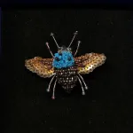 Håndlavet Broche Blå Aften Bi, blue carpenter bee, b 493, lille, bi, sur sur, omkring, bi, bier, honningbi, honningbier, bestøvning, biodiversitet, vild med vilje, natur, haver, blomster, bæredygtighed, insekter, kunst, smykker, broche, brocher, håndlavet, broderi, eksklusiv, særlig, flot, gave, gaveide, naturen, insekter, bio, biodiversitet, vilde, haver, natur, sommerfugl, farverig, regnbuefarvet, kulørt, farveglad, Håndlavet Broche Blå sommerfugl, sommerfuglebroche, smykker med, smykke med, sommerfugle, eksklusive smykker, specielle, særligt, håndlavey, kunst, kunsthåndværk, broche, naturen, insekter, gaveide, gave, særlig gave, ekstraordinær, smuk, smykker, biti, ribe, unika, one of a kind, limited edition, begrænset oplag, kunstrunden, ribe, vadehavet, nationalpark,, broderibe, broderi, festival