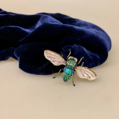 Håndlavet Broche Blå Grøn Mark Bi, B 644, Field bee, lille, bi, sur sur, omkring, bi, bier, honningbi, honningbier, bestøvning, biodiversitet, vild med vilje, natur, haver, blomster, bæredygtighed, insekter, kunst, smykker, broche, brocher, håndlavet, broderi, eksklusiv, særlig, flot, gave, gaveide, naturen, insekter, bio, biodiversitet, vilde, haver, natur, sommerfugl, farverig, regnbuefarvet, kulørt, farveglad, Håndlavet Broche Blå sommerfugl, sommerfuglebroche, smykker med, smykke med, sommerfugle, eksklusive smykker, specielle, særligt, håndlavey, kunst, kunsthåndværk, broche, naturen, insekter, gaveide, gave, særlig gave, ekstraordinær, smuk, smykker, biti, ribe, unika, one of a kind, limited edition, begrænset oplag, kunstrunden, ribe, vadehavet, nationalpark,, broderibe, broderi, festival