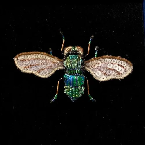 Håndlavet Broche Blå Grøn Mark Bi, B 644, Field bee, lille, bi, sur sur, omkring, bi, bier, honningbi, honningbier, bestøvning, biodiversitet, vild med vilje, natur, haver, blomster, bæredygtighed, insekter, kunst, smykker, broche, brocher, håndlavet, broderi, eksklusiv, særlig, flot, gave, gaveide, naturen, insekter, bio, biodiversitet, vilde, haver, natur, sommerfugl, farverig, regnbuefarvet, kulørt, farveglad, Håndlavet Broche Blå sommerfugl, sommerfuglebroche, smykker med, smykke med, sommerfugle, eksklusive smykker, specielle, særligt, håndlavey, kunst, kunsthåndværk, broche, naturen, insekter, gaveide, gave, særlig gave, ekstraordinær, smuk, smykker, biti, ribe, unika, one of a kind, limited edition, begrænset oplag, kunstrunden, ribe, vadehavet, nationalpark,, broderibe, broderi, festival