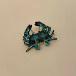 Håndlavet Broche Blå Krabbe, jimmy, B 580, blue crab, havet, krabbe, krabbesmykke, smykke, unika, perlebroderi, havet, stranden, beach, sea, havets brusen, krebs, skaldyr, gyldne farver, coral, koral, koraller, håb, gaveide, gave, broche, nål, pynt, til strik, på hat, på hue, reversnål, biti, ribe, vadehavet, nationalpark, boredri, broderibe, pailletter, krabbebroche,