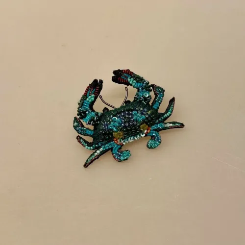 Håndlavet Broche Blå Krabbe, jimmy, B 580, blue crab, havet, krabbe, krabbesmykke, smykke, unika, perlebroderi, havet, stranden, beach, sea, havets brusen, krebs, skaldyr, gyldne farver, coral, koral, koraller, håb, gaveide, gave, broche, nål, pynt, til strik, på hat, på hue, reversnål, biti, ribe, vadehavet, nationalpark, boredri, broderibe, pailletter, krabbebroche,