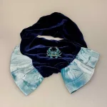 Håndlavet Broche Blå Krabbe, jimmy, B 580, blue crab, havet, krabbe, krabbesmykke, smykke, unika, perlebroderi, havet, stranden, beach, sea, havets brusen, krebs, skaldyr, gyldne farver, coral, koral, koraller, håb, gaveide, gave, broche, nål, pynt, til strik, på hat, på hue, reversnål, biti, ribe, vadehavet, nationalpark, boredri, broderibe, pailletter, krabbebroche,