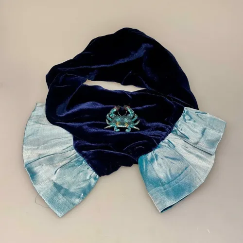 Håndlavet Broche Blå Krabbe, jimmy, B 580, blue crab, havet, krabbe, krabbesmykke, smykke, unika, perlebroderi, havet, stranden, beach, sea, havets brusen, krebs, skaldyr, gyldne farver, coral, koral, koraller, håb, gaveide, gave, broche, nål, pynt, til strik, på hat, på hue, reversnål, biti, ribe, vadehavet, nationalpark, boredri, broderibe, pailletter, krabbebroche,