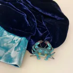 Håndlavet Broche Blå Krabbe, jimmy, B 580, blue crab, havet, krabbe, krabbesmykke, smykke, unika, perlebroderi, havet, stranden, beach, sea, havets brusen, krebs, skaldyr, gyldne farver, coral, koral, koraller, håb, gaveide, gave, broche, nål, pynt, til strik, på hat, på hue, reversnål, biti, ribe, vadehavet, nationalpark, boredri, broderibe, pailletter, krabbebroche,