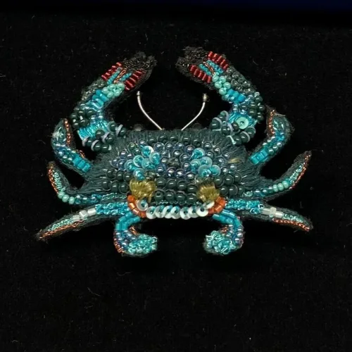 Håndlavet Broche Blå Krabbe, jimmy, B 580, blue crab, havet, krabbe, krabbesmykke, smykke, unika, perlebroderi, havet, stranden, beach, sea, havets brusen, krebs, skaldyr, gyldne farver, coral, koral, koraller, håb, gaveide, gave, broche, nål, pynt, til strik, på hat, på hue, reversnål, biti, ribe, vadehavet, nationalpark, boredri, broderibe, pailletter, krabbebroche,