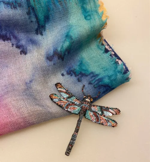 Håndlavet Broche Guldsmed Blå, jeweled, dragonfly, b 587, libelle, dragon fly, insekter, bio, biodiversitet, vilde, haver, natur, sommerfugl, farverig, regnbuefarvet, kulørt, farveglad, Håndlavet Broche Blå sommerfugl, sommerfuglebroche, smykker med, smykke med, sommerfugle, eksklusive smykker, specielle, særligt, håndlavey, kunst, kunsthåndværk, broche, naturen, insekter, gaveide, gave, særlig gave, ekstraordinær, smuk, smykker, biti, ribe, unika, one of a kind, limited edition, begrænset oplag, kunstrunden, ribe, vadehavet, nationalpark,