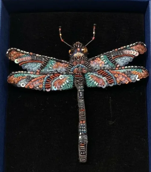 Håndlavet Broche Guldsmed Blå, jeweled, dragonfly, b 587, libelle, dragon fly, insekter, bio, biodiversitet, vilde, haver, natur, sommerfugl, farverig, regnbuefarvet, kulørt, farveglad, Håndlavet Broche Blå sommerfugl, sommerfuglebroche, smykker med, smykke med, sommerfugle, eksklusive smykker, specielle, særligt, håndlavey, kunst, kunsthåndværk, broche, naturen, insekter, gaveide, gave, særlig gave, ekstraordinær, smuk, smykker, biti, ribe, unika, one of a kind, limited edition, begrænset oplag, kunstrunden, ribe, vadehavet, nationalpark,