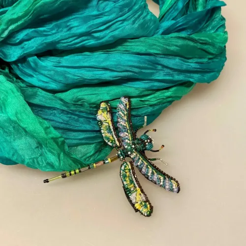 Håndlavet Broche Guldsmed Grøn, green darner dragonfly, b 586, broche, nål, smykke, libelle, broderibe, broderifestival, dragon fly, insekter, bio, biodiversitet, vilde, haver, natur, sommerfugl, farverig, regnbuefarvet, kulørt, farveglad, Håndlavet Broche Blå sommerfugl, sommerfuglebroche, smykker med, smykke med, sommerfugle, eksklusive smykker, specielle, særligt, håndlavey, kunst, kunsthåndværk, broche, naturen, insekter, gaveide, gave, særlig gave, ekstraordinær, smuk, smykker, biti, ribe, unika, one of a kind, limited edition, begrænset oplag, kunstrunden, ribe, vadehavet, nationalpark,