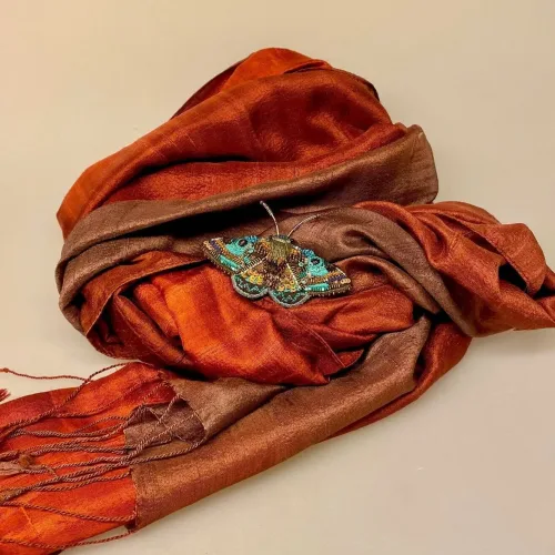 Håndlavet Broche Turkis Natsommerfugl, B 462, Lanipes Moth, natsværmer, sommerfugl, insekt, smykke, kunst, kunsthåndværk, borederet, broche, nål, broderibe, broderifestival, perler, perlebroderi, eksklusiv, naturen, natur, biodiversitet, øko, system, naturvejleder, eco, vadehavet, nationalpark, dyreliv, biti, ribe, trovelore,