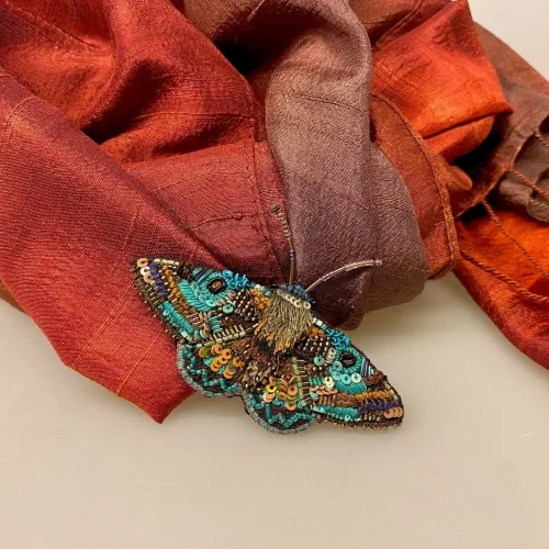 Håndlavet Broche Turkis Natsommerfugl, B 462, Lanipes Moth, natsværmer, sommerfugl, insekt, smykke, kunst, kunsthåndværk, borederet, broche, nål, broderibe, broderifestival, perler, perlebroderi, eksklusiv, naturen, natur, biodiversitet, øko, system, naturvejleder, eco, vadehavet, nationalpark, dyreliv, biti, ribe, trovelore,