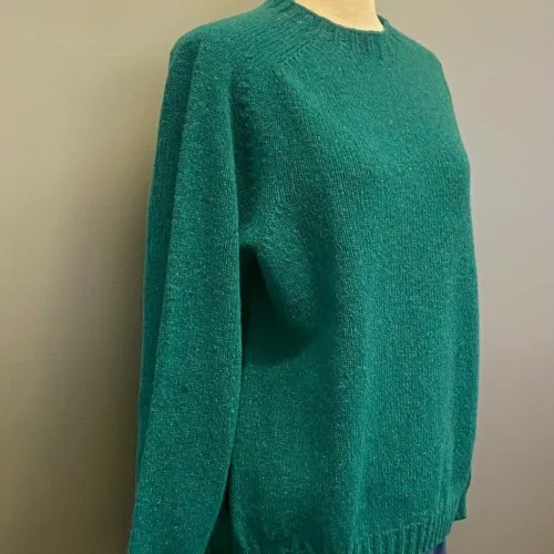 Harley of Scotland – Dame Pullover – Donegal Tweed Mørkegrøn, bute, flaskegrøn, dyb, mørk, kølig, grøn, nister, prikker, spots, kulørte, farvede, ensfarvet, smart, klassisk, enkel, stilet, stilig, lækker, blød,kradser ikke, varm, let, lun, bomuld, skøn, holdbar, kvalitet, skotsk, skotland, rund hals, damestik, sweater, til, damer, piger, pullover, striktrøje, striksweater, ren, uld, strikket, strik, biti, ribe