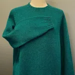 Harley of Scotland – Dame Pullover – Donegal Tweed Mørkegrøn, bute, flaskegrøn, dyb, mørk, kølig, grøn, nister, prikker, spots, kulørte, farvede, ensfarvet, smart, klassisk, enkel, stilet, stilig, lækker, blød,kradser ikke, varm, let, lun, bomuld, skøn, holdbar, kvalitet, skotsk, skotland, rund hals, damestik, sweater, til, damer, piger, pullover, striktrøje, striksweater, ren, uld, strikket, strik, biti, ribe