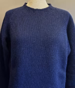 Harley of Scotland - Lambswool Pullover Uni Midnatsblå, let, tyk, almindelig, ren, 100%, uld, fåreuld, 6 ply, lambswool, starnight blue, mørkeblå, navy, marine, marineblå, mørk, herrestrik, herrepullover, herresweater, out door, udeliv, jagt, fiskeri, lystfisker, til, mænd, herrer, damer, varm, lækker, kvalitet, ensfarvet, farvespil, skotsk, skotland, design, biti, ribe