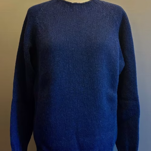 Harley of Scotland Unisex Pullover - Lambswool Midnatsblå, let, tyk, almindelig, ren, 100%, uld, fåreuld, lambswool, starnight blue, mørkeblå, navy, marine, marineblå, mørk, herrestrik, herrepullover, herresweater, out door, udeliv, jagt, fiskeri, lystfisker, til, mænd, herrer, damer, varm, lækker, kvalitet, ensfarvet, farvespil, skotsk, skotland, design, biti, ribe