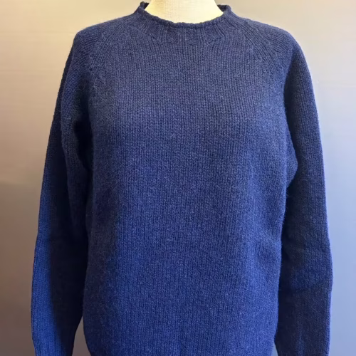 Harley of Scotland Unisex Pullover - Lambswool Midnatsblå, let, tyk, almindelig, ren, 100%, uld, fåreuld, lambswool, starnight blue, mørkeblå, navy, marine, marineblå, mørk, herrestrik, herrepullover, herresweater, out door, udeliv, jagt, fiskeri, lystfisker, til, mænd, herrer, damer, varm, lækker, kvalitet, ensfarvet, farvespil, skotsk, skotland, design, biti, ribe