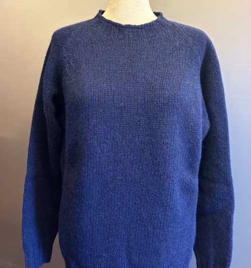 Harley of Scotland Unisex Pullover - Lambswool Midnatsblå, let, tyk, almindelig, ren, 100%, uld, fåreuld, lambswool, starnight blue, mørkeblå, navy, marine, marineblå, mørk, herrestrik, herrepullover, herresweater, out door, udeliv, jagt, fiskeri, lystfisker, til, mænd, herrer, damer, varm, lækker, kvalitet, ensfarvet, farvespil, skotsk, skotland, design, biti, ribe