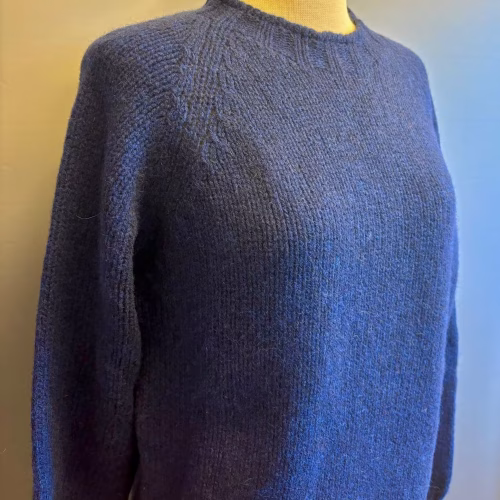 Harley of Scotland Unisex Pullover - Lambswool Midnatsblå, let, tyk, almindelig, ren, 100%, uld, fåreuld, lambswool, starnight blue, mørkeblå, navy, marine, marineblå, mørk, herrestrik, herrepullover, herresweater, out door, udeliv, jagt, fiskeri, lystfisker, til, mænd, herrer, damer, varm, lækker, kvalitet, ensfarvet, farvespil, skotsk, skotland, design, biti, ribe