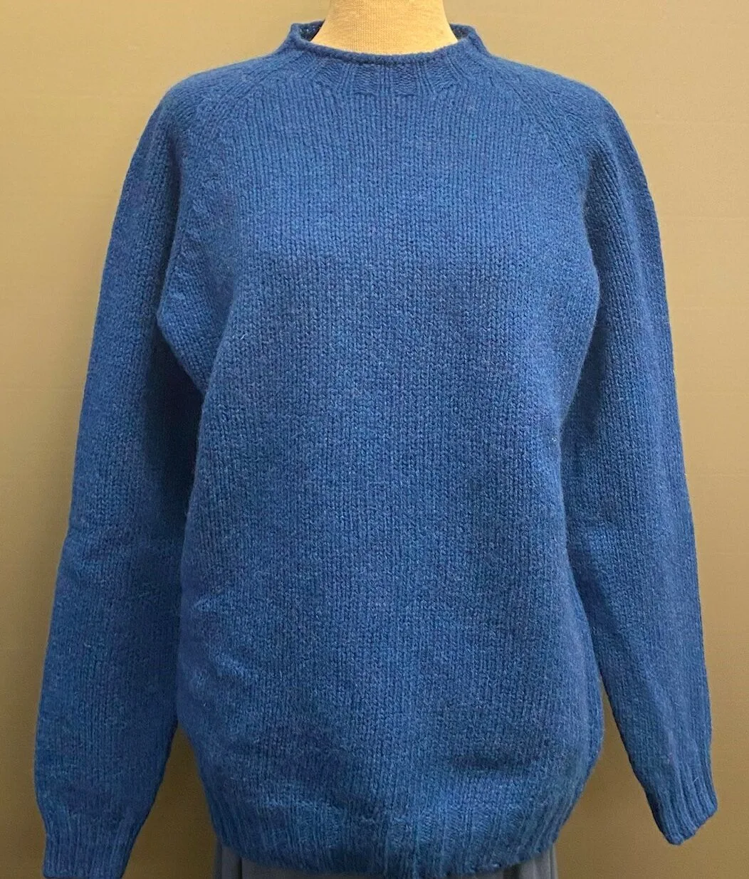 Harley of Scotland – Lambswool Uni Pullover Kongeblå Harley of Scotland – Lambswool Uni Pullover Kongeblå, 6 ply, kobolt, cobolt, cobalt, blå, ren, klar, ocean force, let, tyk, blød, varm, lun, flot, lækker, kvalitet, til, mænd, damer, herrer, herrestrik, damestrik, pullover, sweater, holdbar, skotsk, skotland, striktrøje, uld, ren, lambswool, lammeuld, chunky, smuk, herresweater, biti, ribe