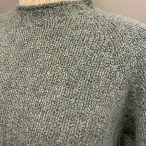 Harley of Scotland - Lambswool Uni Pullover Støvet Grøn, støvgrøn, 6 ply, graphite green, grafit, grøn, grågrøn, lys, fin, diskret, dæmpet, let, tyk, blød, varm, lun, flot, lækker, kvalitet, til, mænd, damer, herrer, herrestrik, damestrik, pullover, sweater, holdbar, skotsk, skotland, striktrøje, uld, ren, lambswool, lammeuld, chunky, smuk, herresweater, biti, ribe