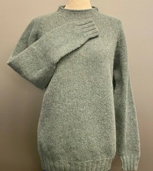 Harley of Scotland - Lambswool Uni Pullover Støvet Grøn, støvgrøn, 6 ply, graphite green, grafit, grøn, grågrøn, lys, fin, diskret, dæmpet, let, tyk, blød, varm, lun, flot, lækker, kvalitet, til, mænd, damer, herrer, herrestrik, damestrik, pullover, sweater, holdbar, skotsk, skotland, striktrøje, uld, ren, lambswool, lammeuld, chunky, smuk, herresweater, biti, ribe