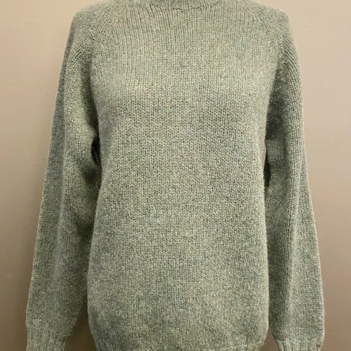 Harley of Scotland - Lambswool Uni Pullover Støvet Grøn, støvgrøn, 6 ply, graphite green, grafit, grøn, grågrøn, lys, fin, diskret, dæmpet, let, tyk, blød, varm, lun, flot, lækker, kvalitet, til, mænd, damer, herrer, herrestrik, damestrik, pullover, sweater, holdbar, skotsk, skotland, striktrøje, uld, ren, lambswool, lammeuld, chunky, smuk, herresweater, biti, ribe