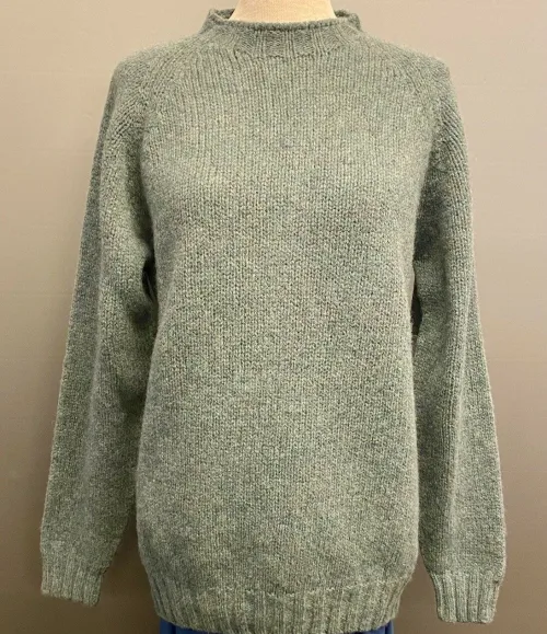 Harley of Scotland - Lambswool Uni Pullover Støvet Grøn, støvgrøn, 6 ply, graphite green, grafit, grøn, grågrøn, lys, fin, diskret, dæmpet, let, tyk, blød, varm, lun, flot, lækker, kvalitet, til, mænd, damer, herrer, herrestrik, damestrik, pullover, sweater, holdbar, skotsk, skotland, striktrøje, uld, ren, lambswool, lammeuld, chunky, smuk, herresweater, biti, ribe