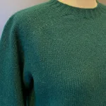 Harley of Scotland - Unisex Uld Pullover - Flaskegrøn, forest, mørkegrøn, klar, frisk, uld, ulden, strik, ren, lambswool, lammeuld, tynd, let, lækker, kvalitet, flot, klassisk, smart, til, damer, piger, mænd, sweater, pullover, trøje, lun, blød, skotsk, biti, ribe, sort sol, vadehavet,