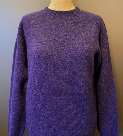 Harley of Scotland - Unisex Uld Pullover - Royal Violet, lilla, klar, frisk, uld, ulden, strik, ren, lambswool, lammeuld, tynd, let, lækker, kvalitet, flot, klassisk, smart, til, damer, piger, mænd, sweater, pullover, trøje, lun, blød, skotsk, biti, ribe, sort sol, vadehavet,