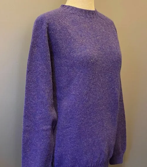 Harley of Scotland - Unisex Uld Pullover - Royal Violet, lilla, klar, frisk, uld, ulden, strik, ren, lambswool, lammeuld, tynd, let, lækker, kvalitet, flot, klassisk, smart, til, damer, piger, mænd, sweater, pullover, trøje, lun, blød, skotsk, biti, ribe, sort sol, vadehavet,