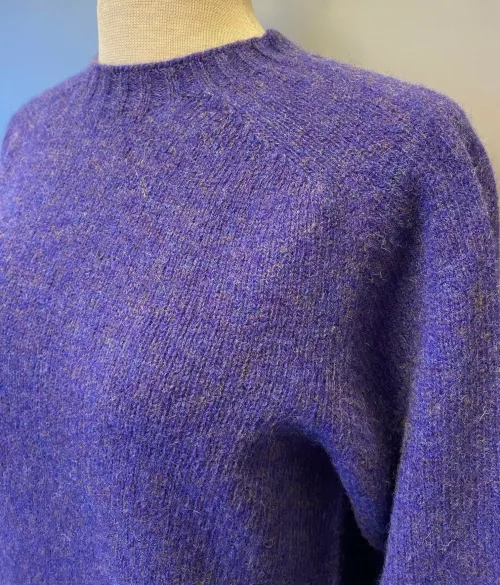 Harley of Scotland - Unisex Uld Pullover - Royal Violet, lilla, klar, frisk, uld, ulden, strik, ren, lambswool, lammeuld, tynd, let, lækker, kvalitet, flot, klassisk, smart, til, damer, piger, mænd, sweater, pullover, trøje, lun, blød, skotsk, biti, ribe, sort sol, vadehavet,
