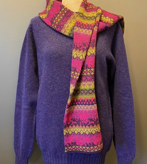 Alpaca Tørklæde Dobbelt - Beatriz Fuchsia, Harley of Scotland - Unisex Uld Pullover - Royal Violet, lilla, klar, frisk, uld, ulden, strik, ren, lambswool, lammeuld, tynd, let, lækker, kvalitet, flot, klassisk, smart, til, damer, piger, mænd, sweater, pullover, trøje, lun, blød, skotsk, biti, ribe, sort sol, vadehavet,