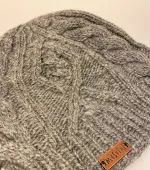 Hue Aran i Blød Uld - Bayko Grå, bayko, 8959, lysegrå, grå, meleret, merino, blød, pandebånd, foer, foret, kabelmønster, kabelstrik, aran, mønster, ensfarvet, uni, cool, hipster, , lækker, enkel, ensfarvet, jagt, herrehue, unisex, til, mænd, damer, beanie, uld, ulden, ren, blød, foret, med, foer, fleece, kradser ikke, windstopper, vindtæt, varm, klassisk, billig, tilbud, smart, uldstrrik, uldhue, uldhat, strikket, håndstrikket, hat, biti, vinter, efterår, gave, gaveide, julegave, ribe, nationalpark, vadehavet, sort sol, udendørs, liv, outdoor,