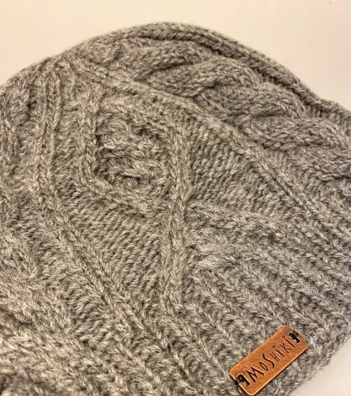 Hue Aran i Blød Uld - Bayko Grå, bayko, 8959, lysegrå, grå, meleret, merino, blød, pandebånd, foer, foret, kabelmønster, kabelstrik, aran, mønster, ensfarvet, uni, cool, hipster, , lækker, enkel, ensfarvet, jagt, herrehue, unisex, til, mænd, damer, beanie, uld, ulden, ren, blød, foret, med, foer, fleece, kradser ikke, windstopper, vindtæt, varm, klassisk, billig, tilbud, smart, uldstrrik, uldhue, uldhat, strikket, håndstrikket, hat, biti, vinter, efterår, gave, gaveide, julegave, ribe, nationalpark, vadehavet, sort sol, udendørs, liv, outdoor,