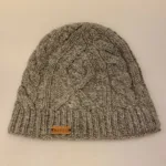 Hue Aran i Blød Uld - Bayko Grå, bayko, 8959, lysegrå, grå, meleret, merino, blød, pandebånd, foer, foret, kabelmønster, kabelstrik, aran, mønster, ensfarvet, uni, cool, hipster, , lækker, enkel, ensfarvet, jagt, herrehue, unisex, til, mænd, damer, beanie, uld, ulden, ren, blød, foret, med, foer, fleece, kradser ikke, windstopper, vindtæt, varm, klassisk, billig, tilbud, smart, uldstrrik, uldhue, uldhat, strikket, håndstrikket, hat, biti, vinter, efterår, gave, gaveide, julegave, ribe, nationalpark, vadehavet, sort sol, udendørs, liv, outdoor,